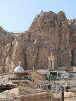 Женский монастырь св. первомученицы Феклы, в котором хранятся мощи святой, на вершине горы – ее скульптура