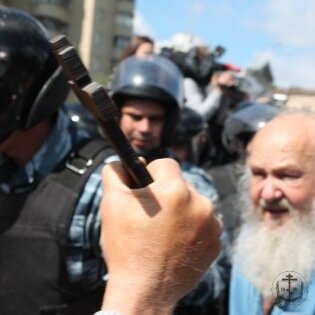 В Киеве прошел Крестный ход и состоялись акции протеста против проведения гей-парада