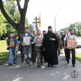В Киеве прошел Крестный ход и состоялись акции протест ...