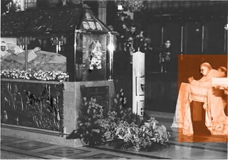 Папа римский Иоанн Павел II молится святому Степинацу у раки с его мощами в загребском костеле Мария Быстрица 3 сент. 1998 г.