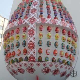 Освящение большого Пасхального яйца в канун праздника Воскресения Христова