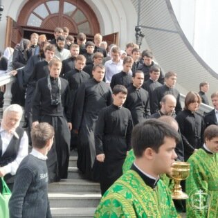 Митрополит Агафангел совершил праздничную Божественную литургию в Свято-Успенском Патриаршем мужском монастыре